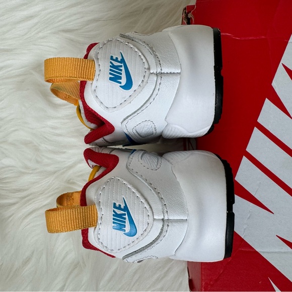 Like New! Nike Toggle Sneakers - Picture 7 of 10